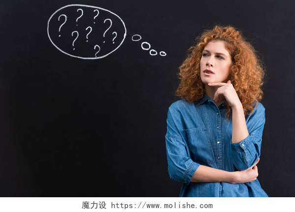 黑色背景上思考问题的金发女郎thoughtful redhead young woman with question marks in thought bubble on blackboard